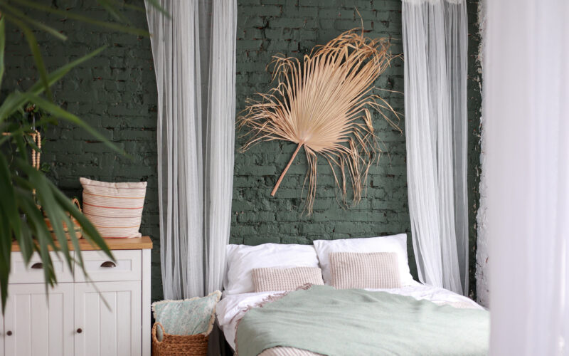 Petite chambre au style bohème avec un lit double