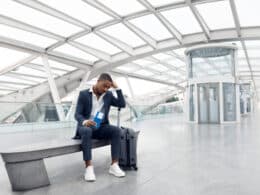 Homme stressé à l'aéroport